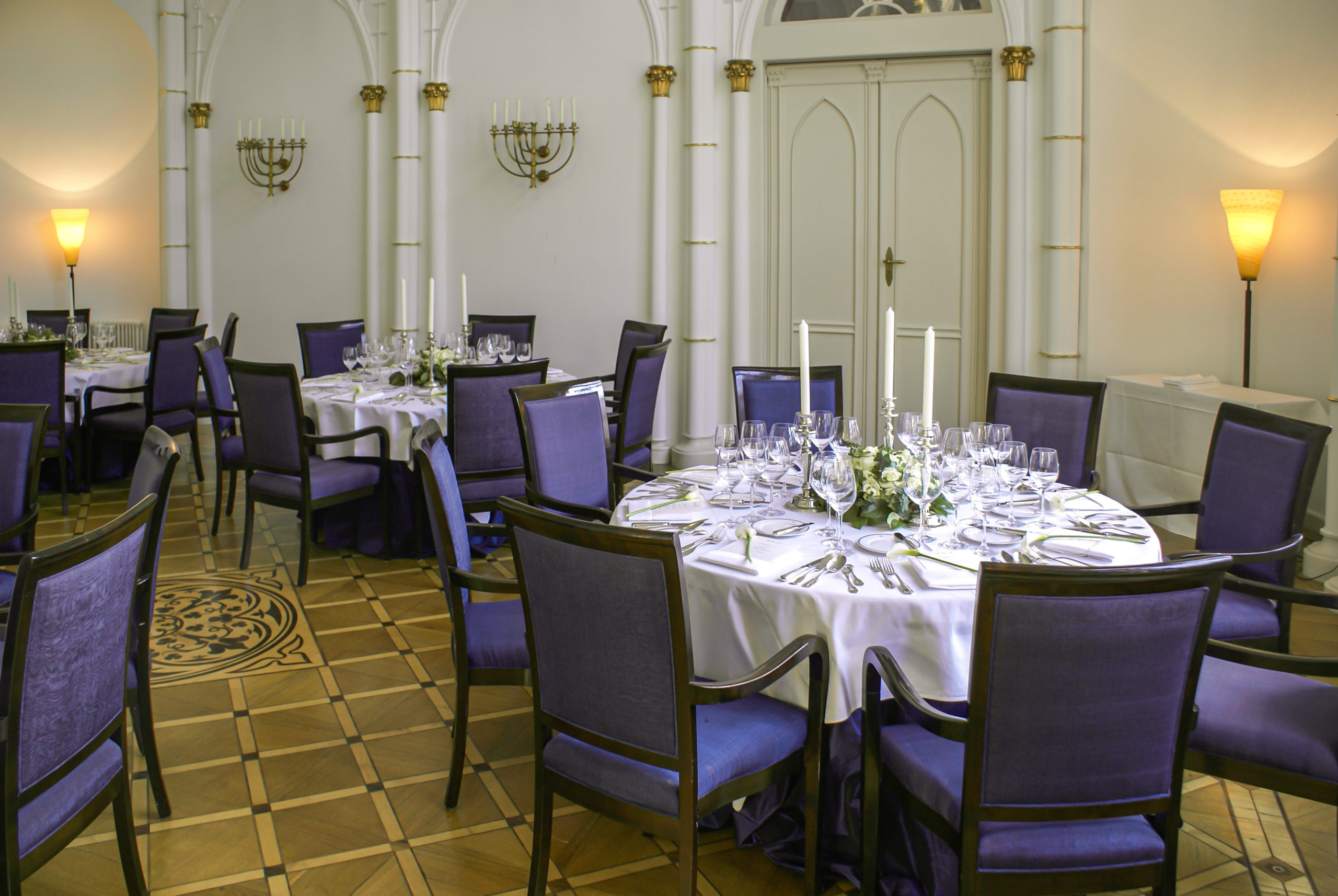 Saal mit gedeckten Tafeln